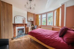 4 bedrooms, desk, iron/ironing board, WiFi - Spacious 4-bed, 4-bath home with garden and parking (Berkshire)