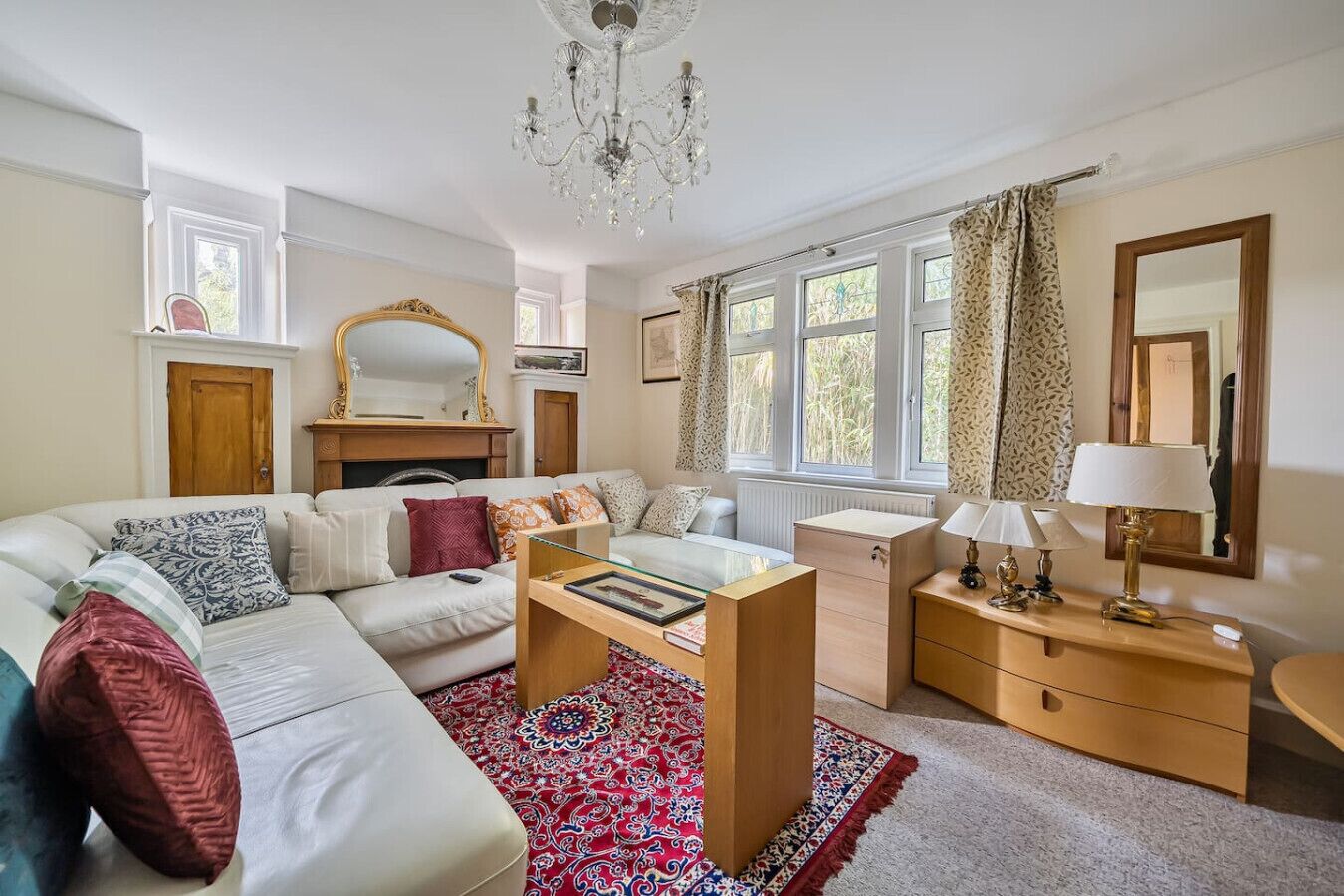 Televisio, takka, kirjoja