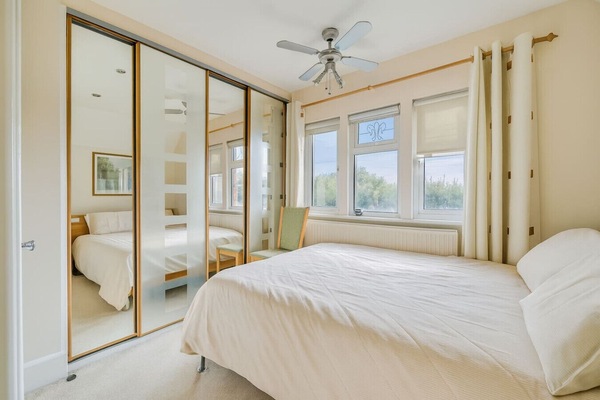 4 habitaciones, escritorio, tabla de planchar con plancha y wifi