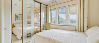 Spacious 4-bed, 4-bath home with garden and parking