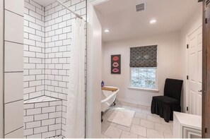 Hair dryer, towels, soap, toilet paper - Charming Chalk Mountain Retreat near Glen Rose, Hico, Stephenville, Granbury (Glen rose)