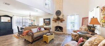Charming Chalk Mountain Retreat near Glen Rose, Hico, Stephenville, Granbury