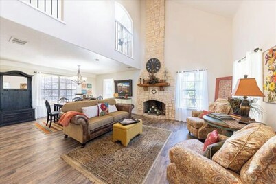 Charming Chalk Mountain Retreat near Glen Rose, Hico, Stephenville, Granbury