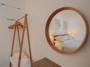 1 bedroom, individually decorated, individually furnished, free WiFi - The Roost (Axminster)