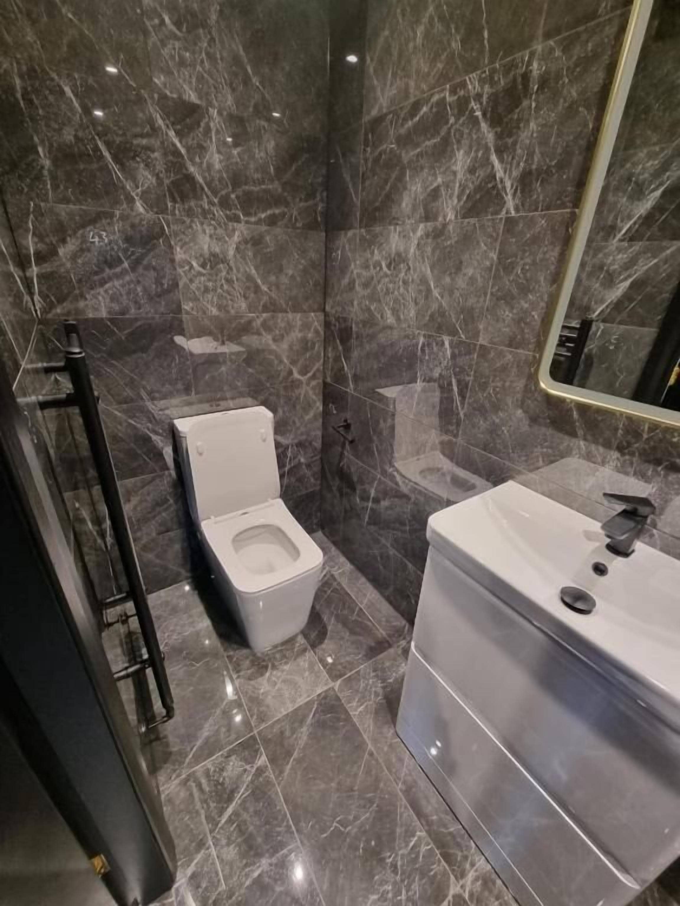 Deluxe Double Room, City View | Bathroom | Free toiletries, towels, soap, shampoo