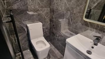 Habitació doble Deluxe, vistes a la ciutat | Bany | Articles de tocador gratuïts, tovalloles, sabó i xampú