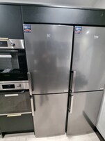 Una cocina con refrigerador, horno y microondas.
