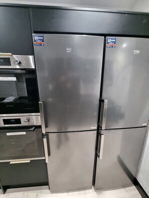 Mini-Kühlschrank, Mikrowelle, Ofen, Herdplatte