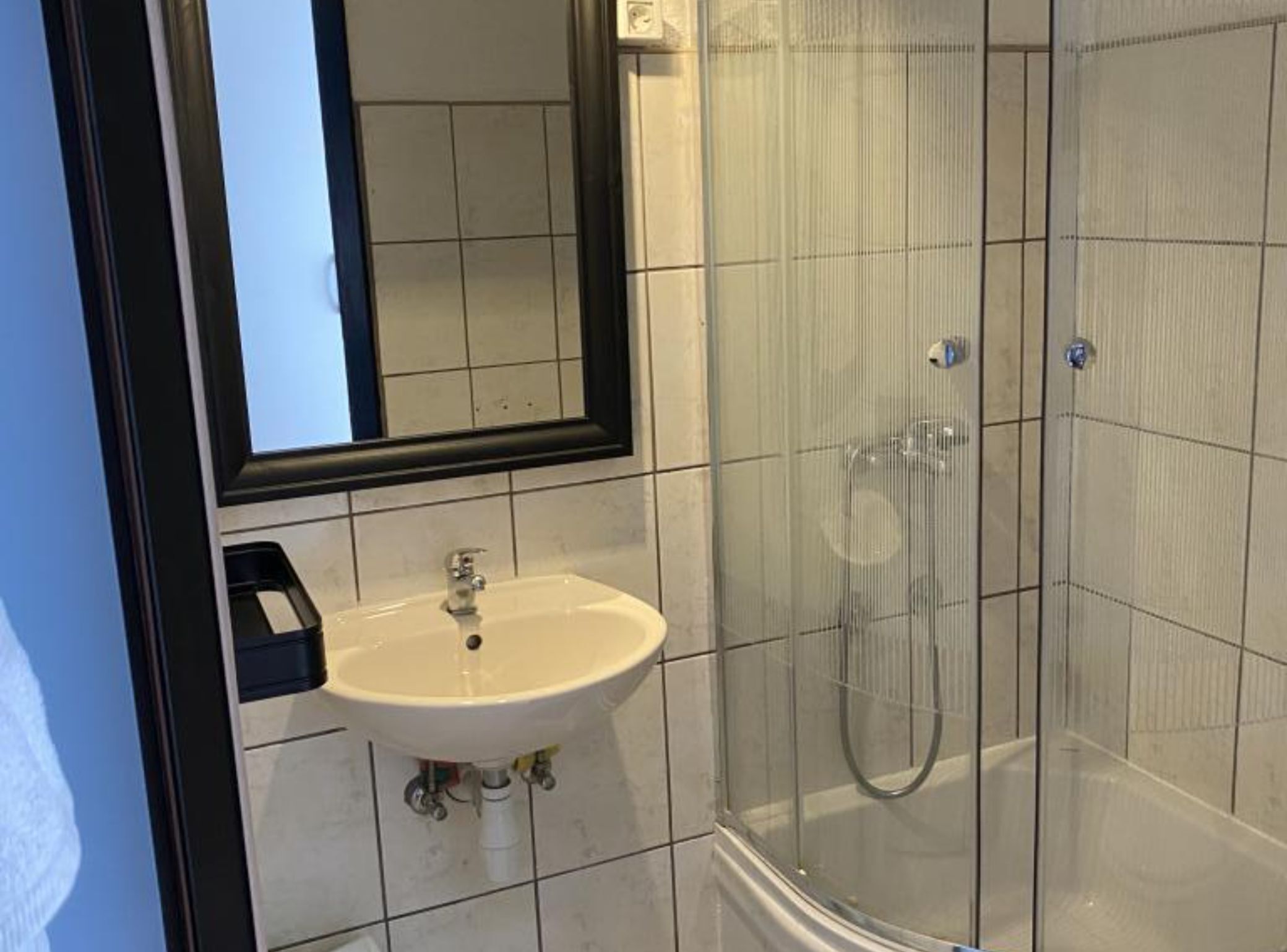 Appartement (Duga House Room S6) | Salle de bain | Douche, serviettes fournies