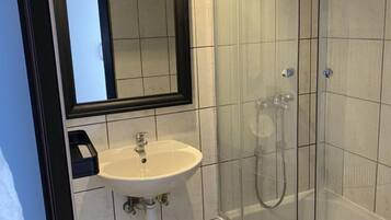 Apartment (Duga House Room S6) | Bathroom | Shower, towels