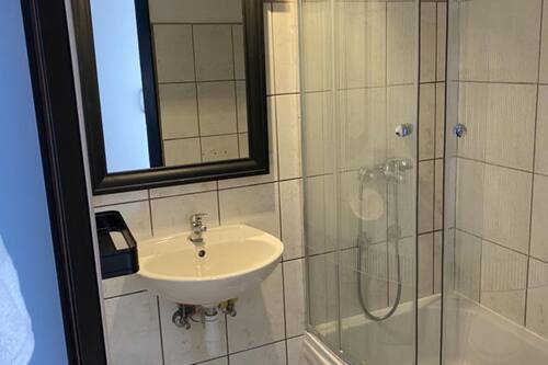 Appartement (Duga House Room S6) | Salle de bain | Douche, serviettes fournies