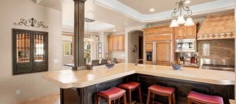 Luxury Villa with 360 Views, Huge Pool and Spa, Putt Putt Course