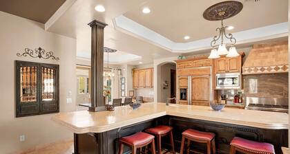 Luxury Villa with 360 Views, Huge Pool and Spa, Putt Putt Course