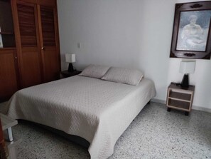 مكواة/لوح كي وخدمة الإنترنت وملاءات أسرّة