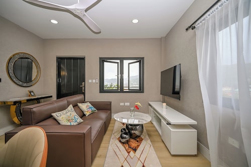 Pine Apple Suite (2BR)