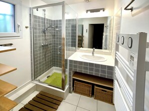 Shower, hair dryer, towels, toilet paper
