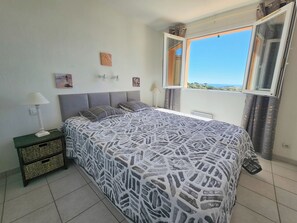 2 chambres, coffres-forts dans les chambres, fer et planche à repasser