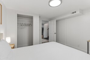 2 habitaciones, escritorio y tabla de planchar con plancha 