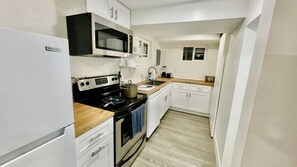 Fridge, microwave, oven, stovetop - Cozy Modern 2BR in Millcreek - 10 Min to SLC & Mountains (South Salt Lake)