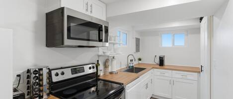 Kylskåp, mikrovågsugn, ugn och spishäll