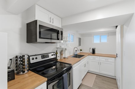 Fridge, microwave, oven, stovetop. Cozy Modern 2BR in Millcreek - 10 Min to SLC & Mountains