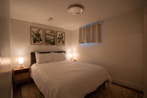 2 habitaciones, escritorio y tabla de planchar con plancha