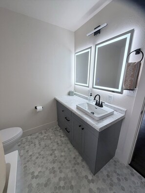 Douche, serviettes fournies, savon, papier toilette