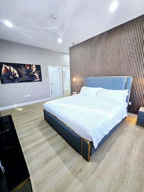 3 habitaciones, tabla de planchar con plancha, wifi y ropa de cama