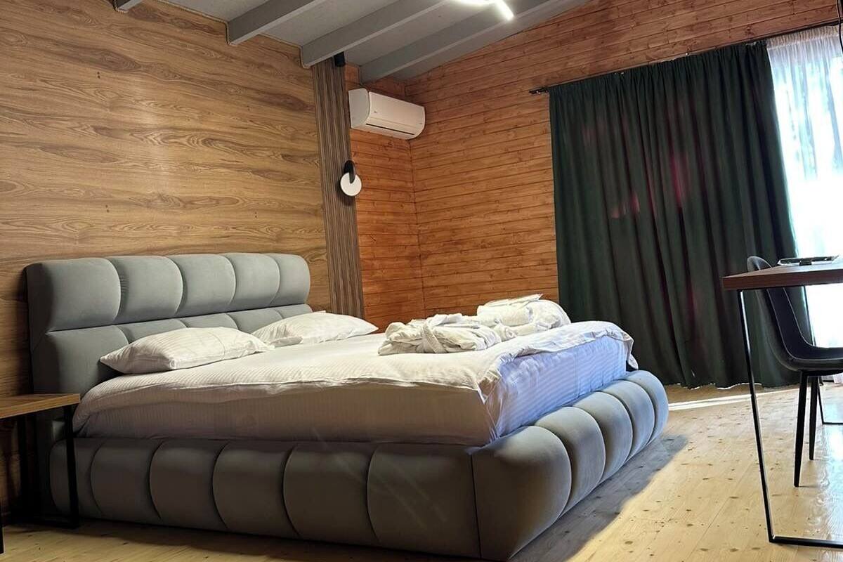 Family Cottage, River View | Free WiFi