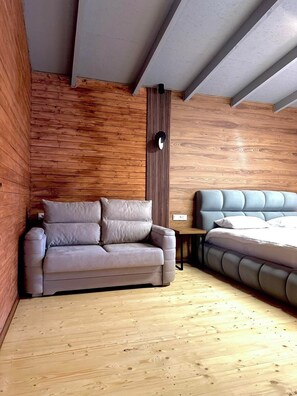 Family Cottage, River View | Free WiFi