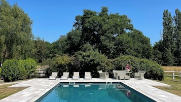 Una piscina al aire libre de temporada