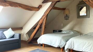 House | Blackout drapes, iron/ironing board, free WiFi