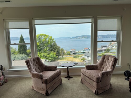 Gorgeous 2-bedroom view apartment in University Place