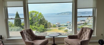 Gorgeous 2-bedroom view apartment in University Place