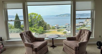 Gorgeous 2-bedroom view apartment in University Place