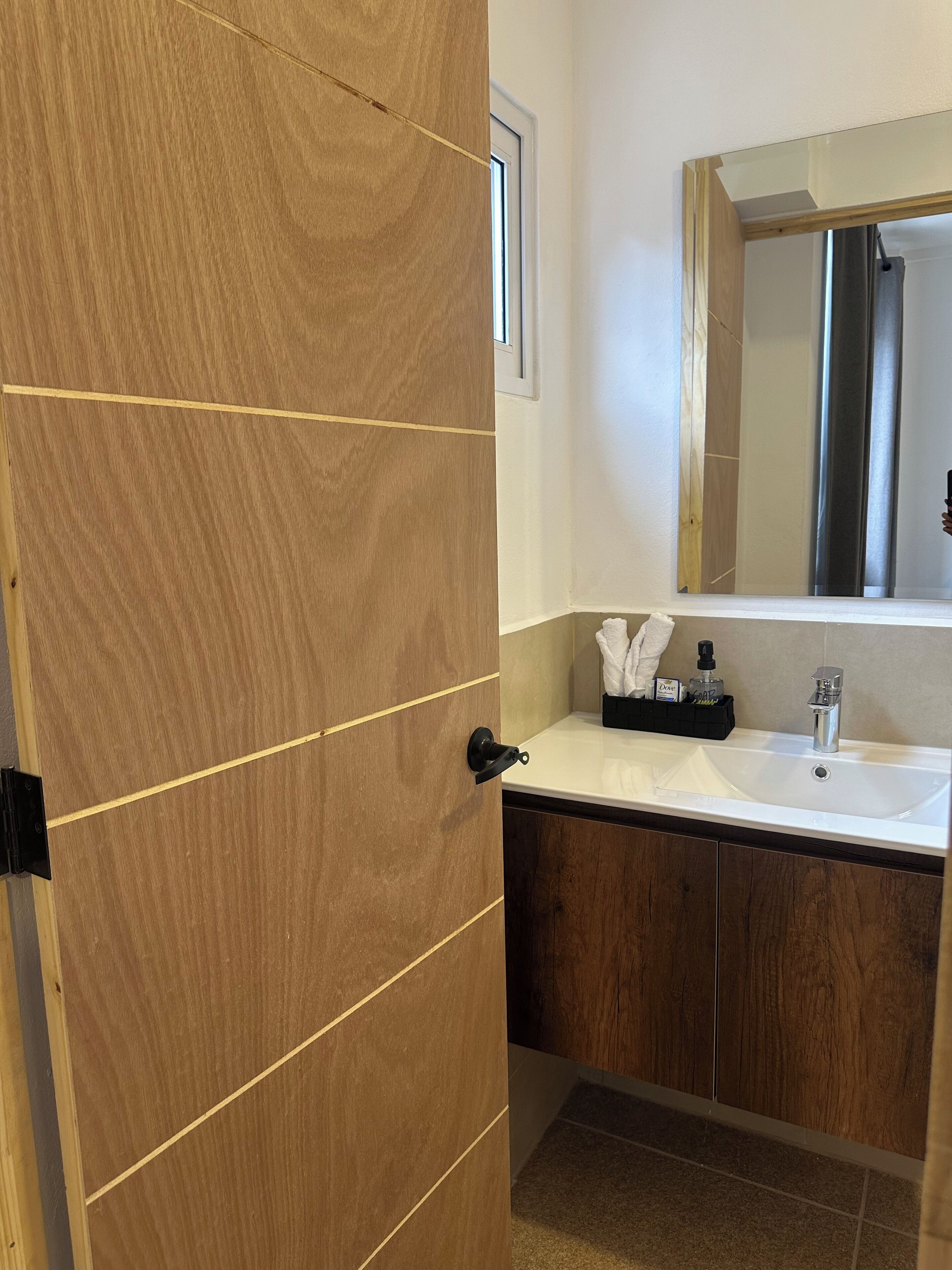 Single Room | Bathroom | Shower, towels, soap, shampoo