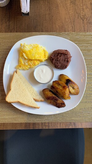 Tägliches inbegriffenes nach Wunsch zubereitetes Frühstück