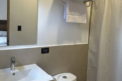 Habitación doble | Baño | Ducha, toallas, jabón y champú