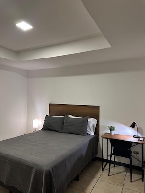 Quarto solteiro | Escrivaninha, espaço de trabalho para notebook, Wi-Fi de cortesia