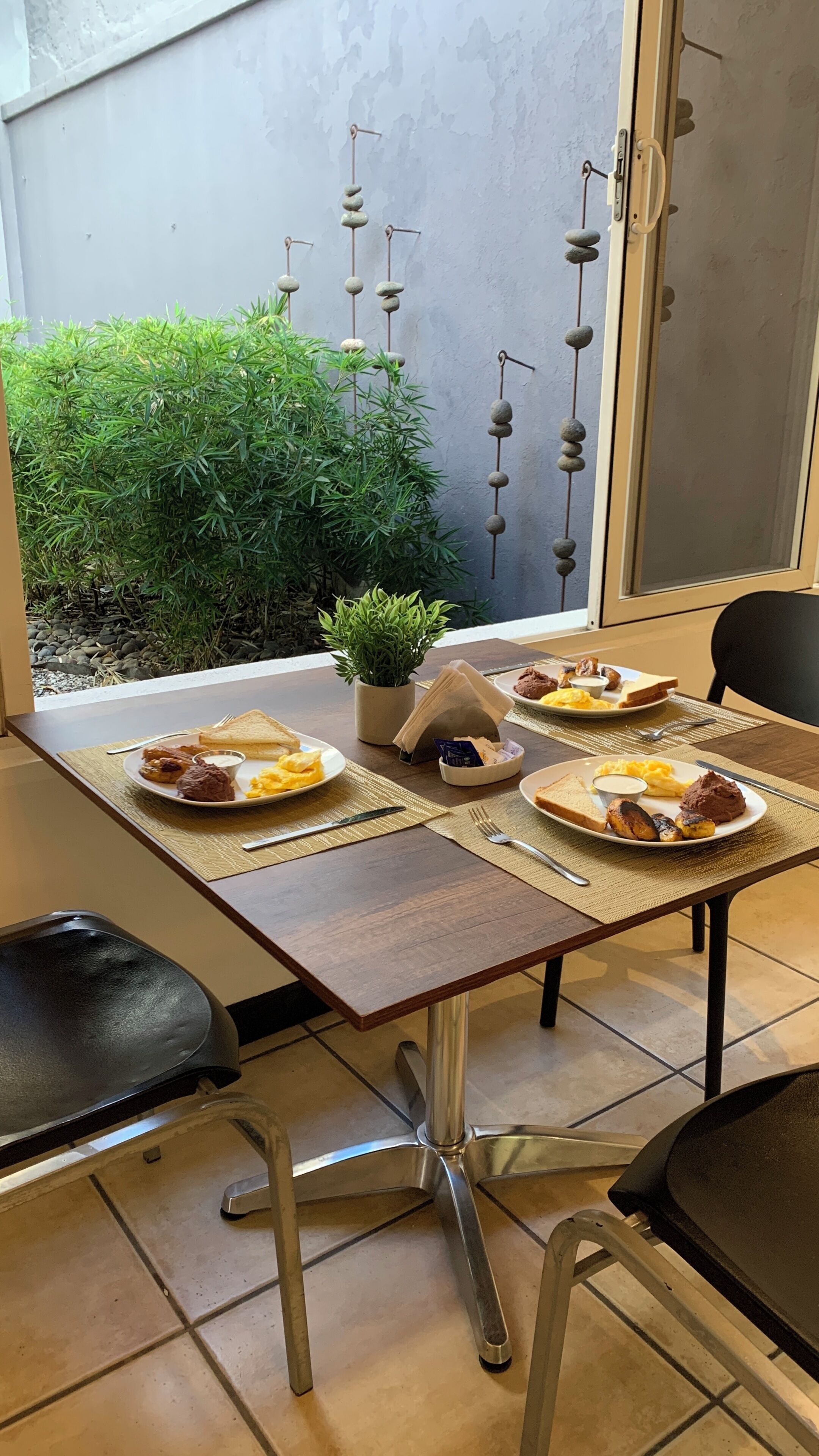 朝食 (コンチネンタル ブレックファスト)、毎日提供 (無料)