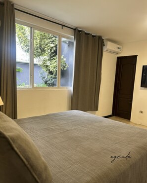 Quarto solteiro | Escrivaninha, espaço de trabalho para notebook, Wi-Fi de cortesia