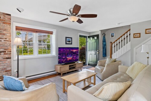 Quiet West End Artsy Gem / Private Patio + Parking / 2 Bedrooms / Relax + Unwind