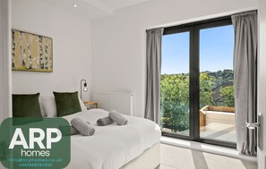 4 عدّة غرف نوم ومكواة/لوح كي وواي فاي وملاءات أسرّة