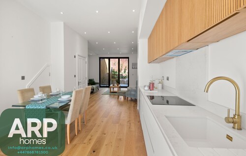 Modern 4BR Home, Ideal for Long Stays & Relocation