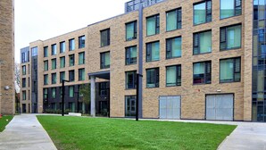 Un edificio moderno con ampie finestre e tetto piatto.