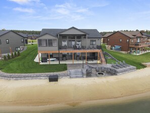 Exterior - Beautiful 6-bedroom Family Home in New Lisbon, WI - Electric EV Charger Provided (New Lisbon)