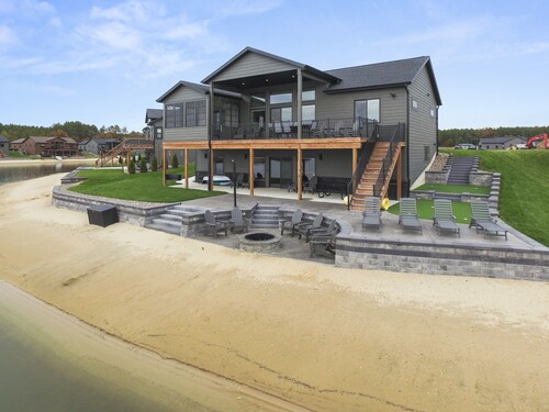 Beautiful 6-bedroom Family Home in New Lisbon, WI - Electric EV Charger Provided