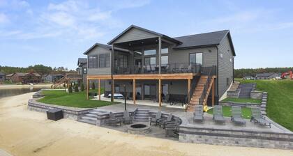 Beautiful 6-bedroom Family Home in New Lisbon, WI - Electric EV Charger Provided