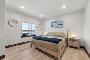 6 bedrooms, iron/ironing board, WiFi, bed sheets