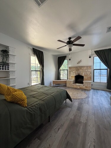 Charming 2-bedroom house in peaceful Buda 1917 • Quick Drive to Austin